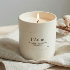 Bougie parfumée naturelle L'Aube senteur fleur de coton et musc blanc.