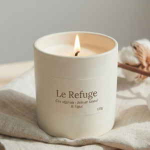 Bougie parfumée naturelle Le Refuge senteur santal et figue ambiance cosy.